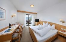 Doppelbettzimmer mit Balkon