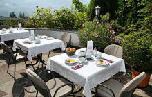 Soleggiata terrazza per la prima colazione con vista su Merano