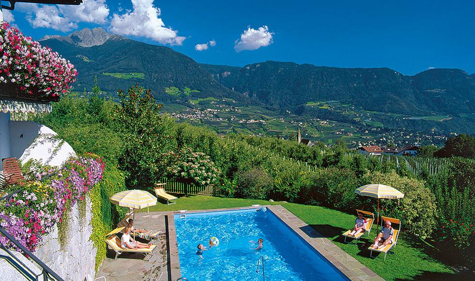 Piscina all’aperto riscaldata e vista panoramica su Tirolo