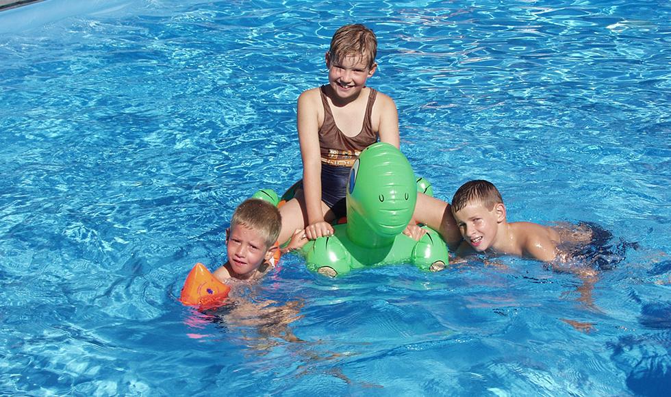 I bambini giocano nella piscina riscaldata a energia solare