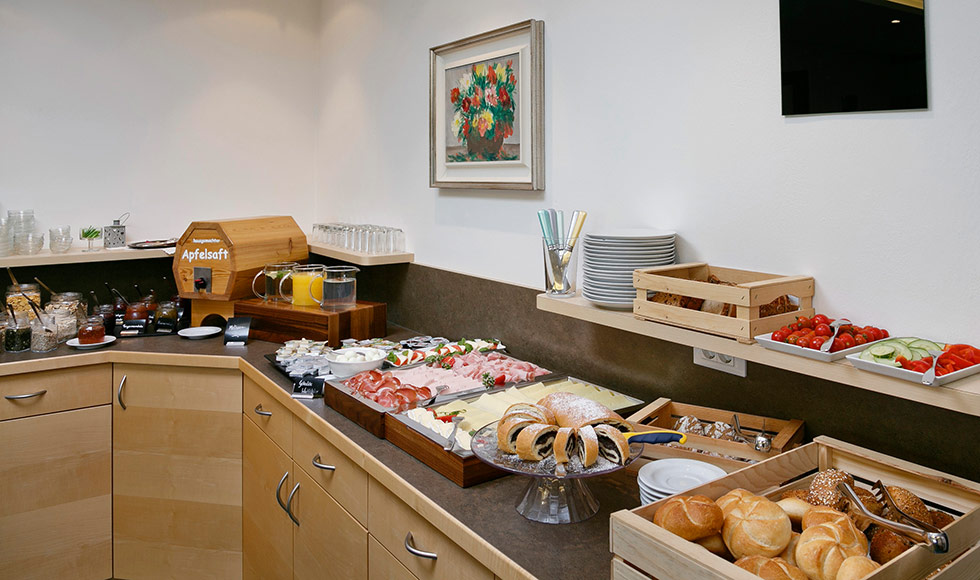 Un ricco buffet di prima colazione