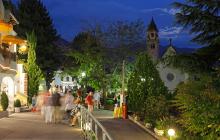 Dorf Tirol bei Nacht